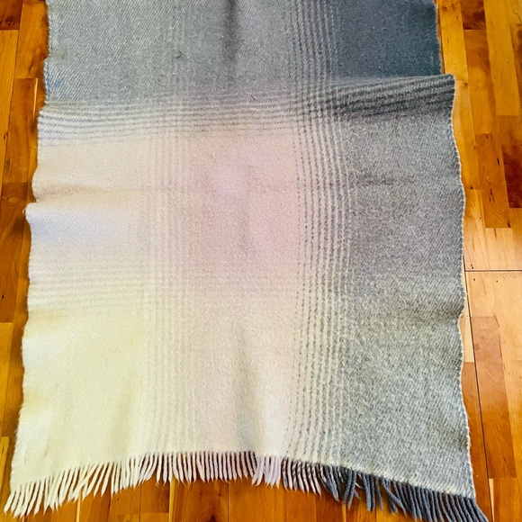 Samband of Iceland Wool Throw Blanket - Picture 8 of 8
